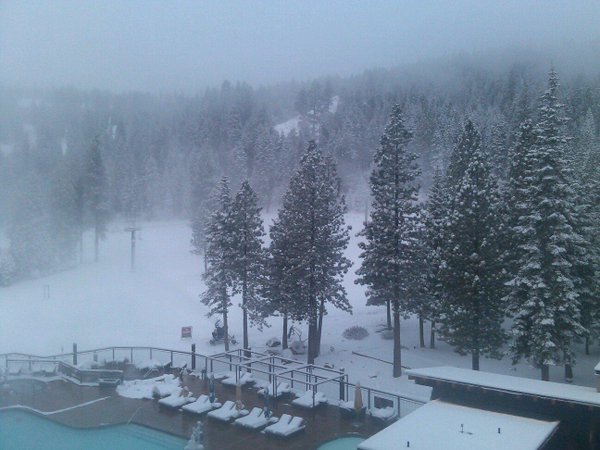 rbuckley88's tweet photo. The view from my hotal this am...looks cold, now just waiting for the lifts to fire up https://t.co/LTwUWK7Ptf