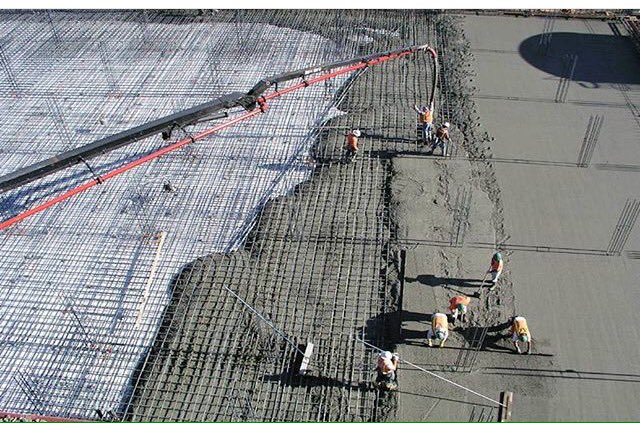 GeotechTips's tweet photo. Vaciado de una gran losa de concreto/hormigón.

vía CE Discoveries https://t.co/ZBKU5gKfPg