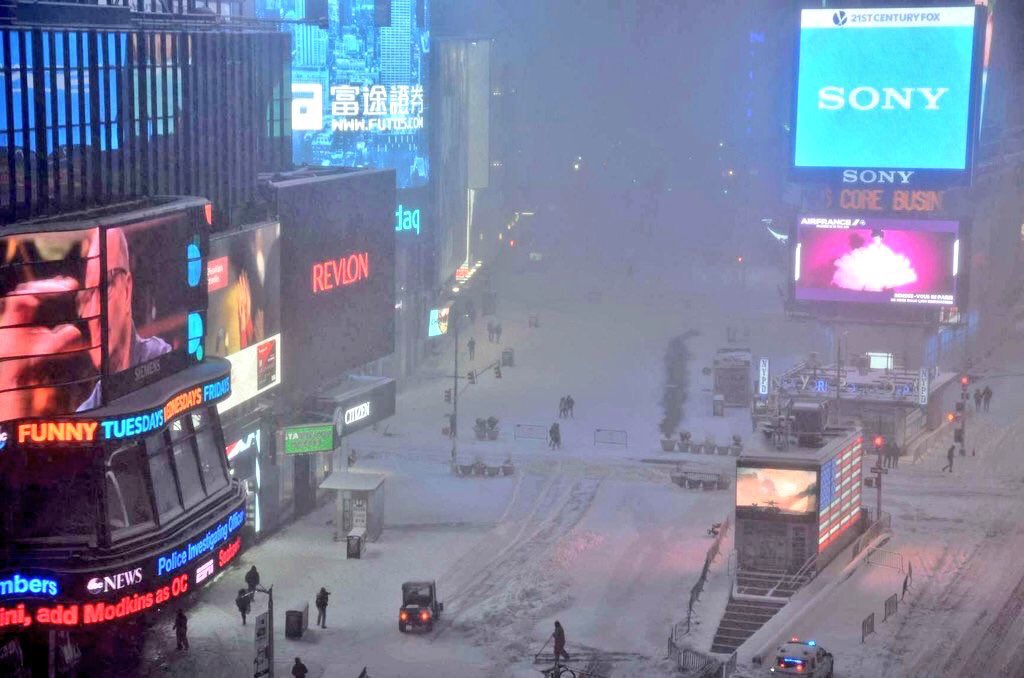 RinconesNY's tweet photo. Times Square completamente cubierta por la nieve a las 7:00 am 🗽⛄️🗽⛄️🗽 #NYCBlizzard https://t.co/TWMUTZ1DwK