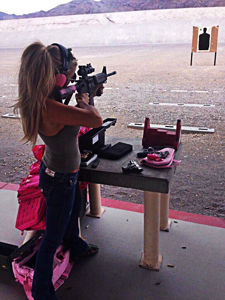 parashotz's tweet photo. I like how @prettypinkacres accessorizes her firearms.
#2A #GunControl #BlackWeapon #PinkWeapon https://t.co/7l1CBK9Dx6