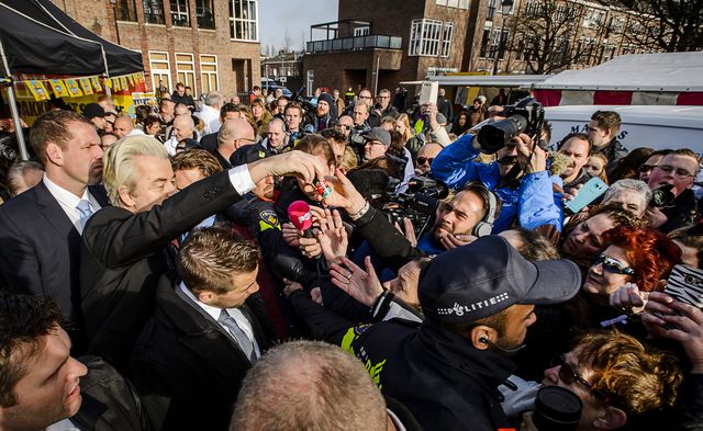 Goeie actie! "<a href="/nrc/">NRC</a>: Wilders deelt verfspray uit. En de opbrengst gaat naar vluchtelingen. nrc.nl/nieuws/2016/01… "