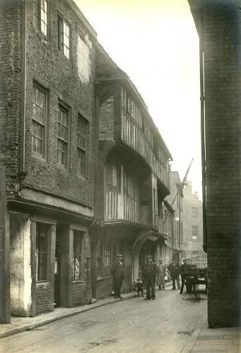 Hull_Museums's tweet photo. … and here’s a photo of the same pub a few years later in 1902 #PastPints #KingsHeadInn https://t.co/TLUEC2mNk4
