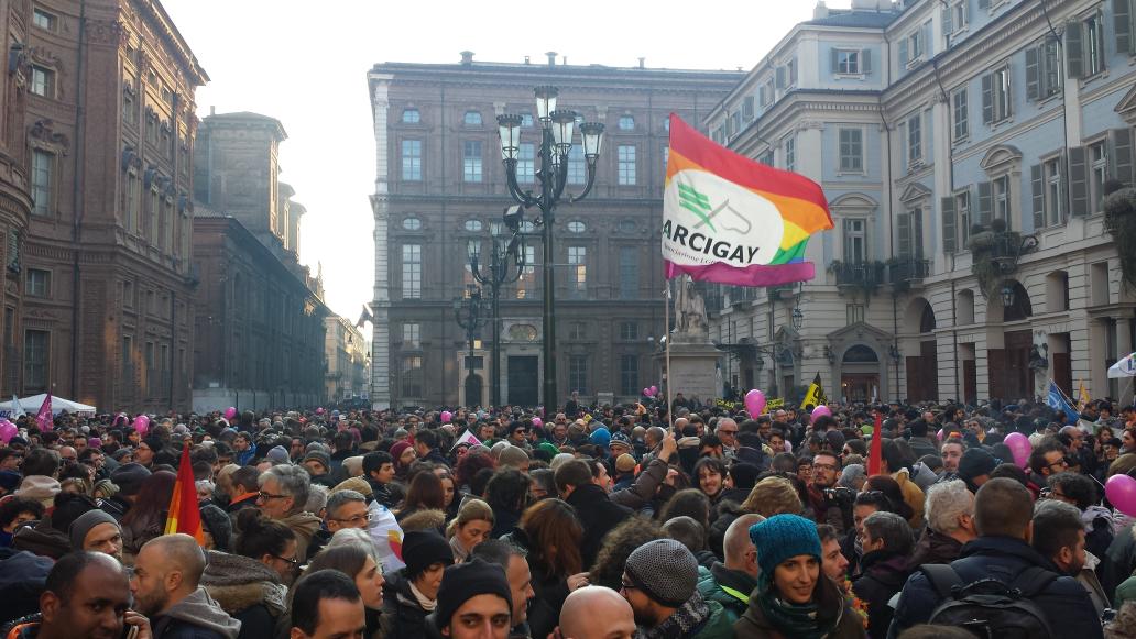 ArcigayTorino's tweet photo. Torino si presenta così! Siamo tantissimi
#svegliatitalia #equalove #loveislove https://t.co/YsQsYPF3D2