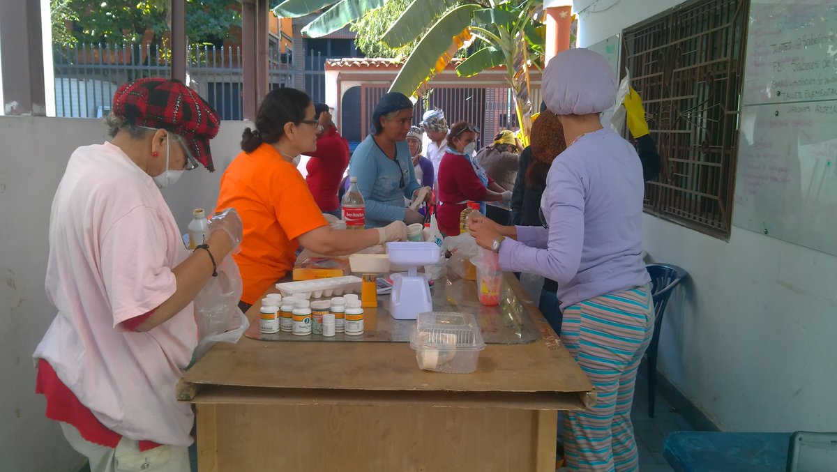 TruekeCcs's tweet image. Frente a la crisis del capitalismo producción colectiva de nuestras necesidades. Taller de jabones @AteneoPopCss