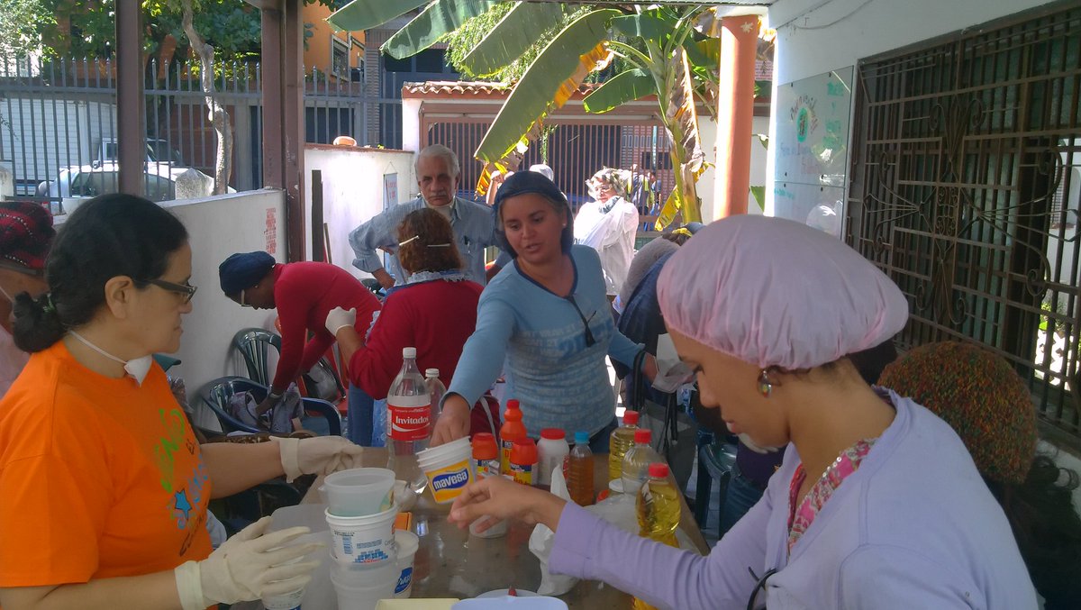 TruekeCcs's tweet image. Frente a la crisis del capitalismo producción colectiva de nuestras necesidades. Taller de jabones @AteneoPopCss