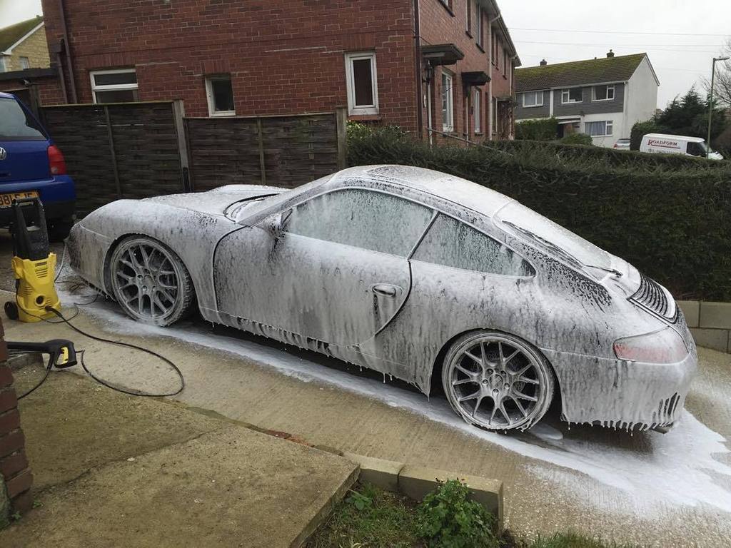 OnlyCarrera's tweet photo. Couldn't leave it any longer, had to be washed!
#Porsche #Porsche911 #Porsche996 #Porsche996C2 #911 #996 #996C2 #B… https://t.co/pA3FJzIZhE