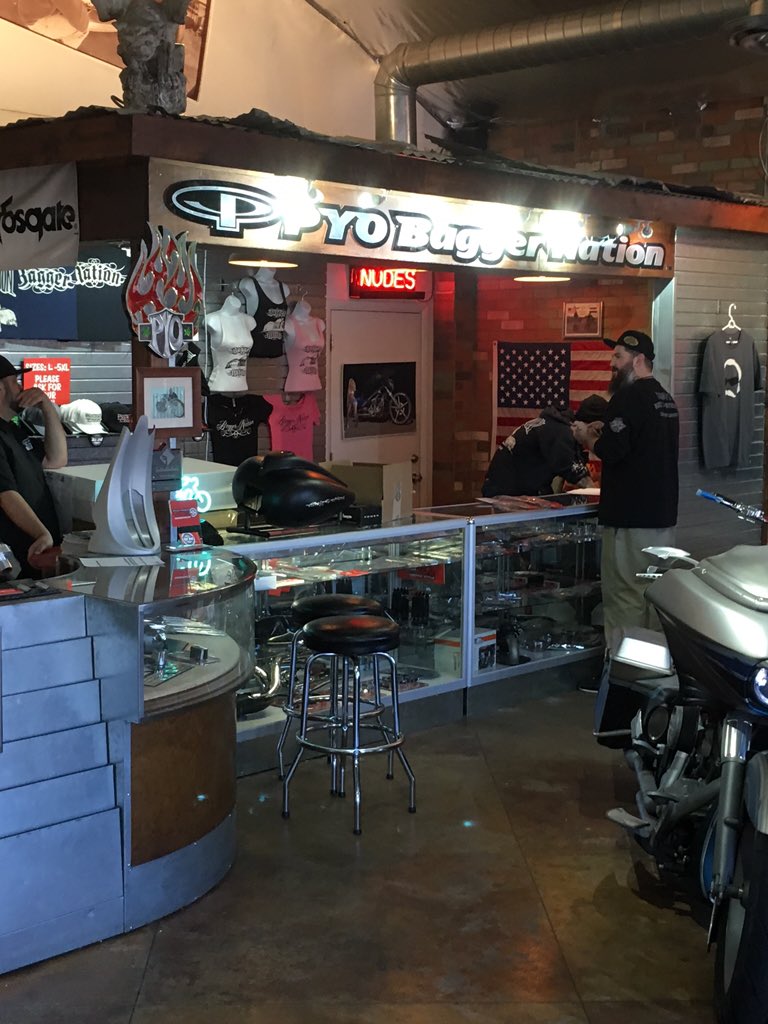 iandanielHD's tweet photo. Stopped by @BaggerNation and got the nickel tour with Brady!  #puttininwork #harleydavidson #Arizona https://t.co/GE3ZX9iIkF