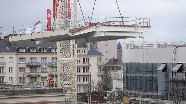 ouestfrance35's tweet photo. #Rennes [PHOTOS] Des tonnes d'acier s'envolent au-dessus de la #gare #SNCF via @ouestfrance https://t.co/hEYdBFHnBG https://t.co/pnMIOZGMPv