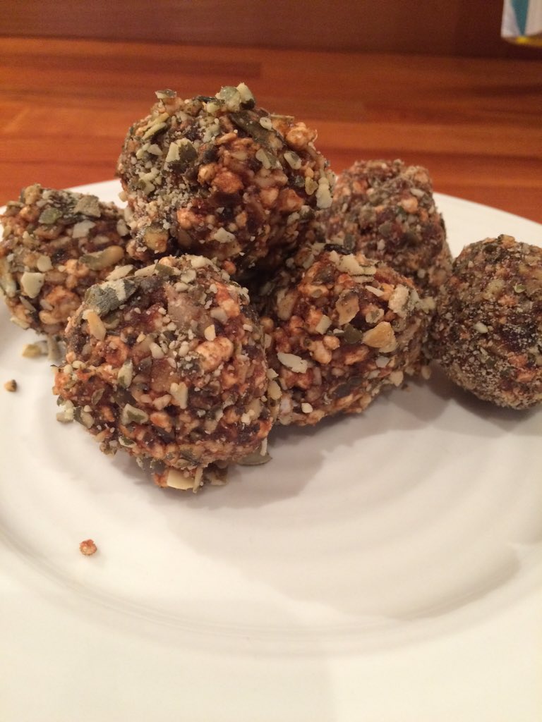 UHL_DIETITIANS's tweet photo. Energy balls ready for the week #foodasfuel #cheapsnacks @Leic_hospital @suzanne_whyman https://t.co/CaF7zwVThd
