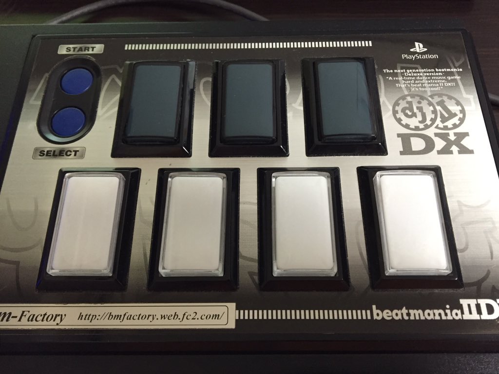 O Xrhsths Kr Sto Twitter 改造専コン 個人改造のを自分で三和導入したやつ ボタンとタンテ外周青色発光 スイッチは岩では無いけど軽くは無い 皿にempシート 逆に聞くけど幾らなら買うって感じ 1万で買ってくれるなら即売る T Co Ykithyq7bm