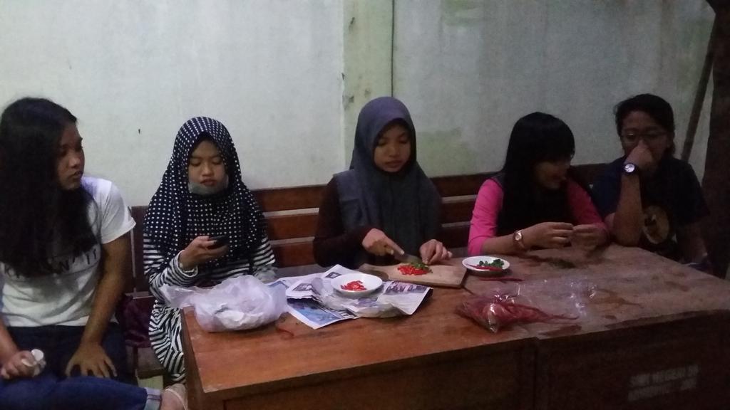 59osis's tweet photo. Ini nih ka utin lg sibuk buat sambel andalan🍴 https://t.co/TkiXUaWskT