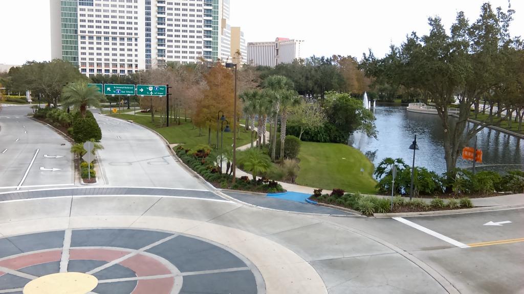 genius_aru's tweet photo. Ompressive cross roads intersection by the convention center #BeAnEngineer #ASHRAEOrlando #ASHRAEYEA https://t.co/Hsa98fbUV6