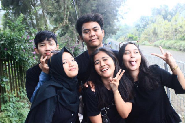 Emg pd dasarnya ULC itu kompak, pdhl gajanjian tp barengan pake baju item item kaya mau nntn metal:( wkwkw