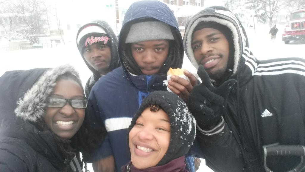 LaRubyMay's tweet photo. Young people are out helping their neighbors.  Enjoy donuts and Powerade #MakingADifferenceIsWhatWeDo @Ward8Rising https://t.co/LqkwBocjzQ