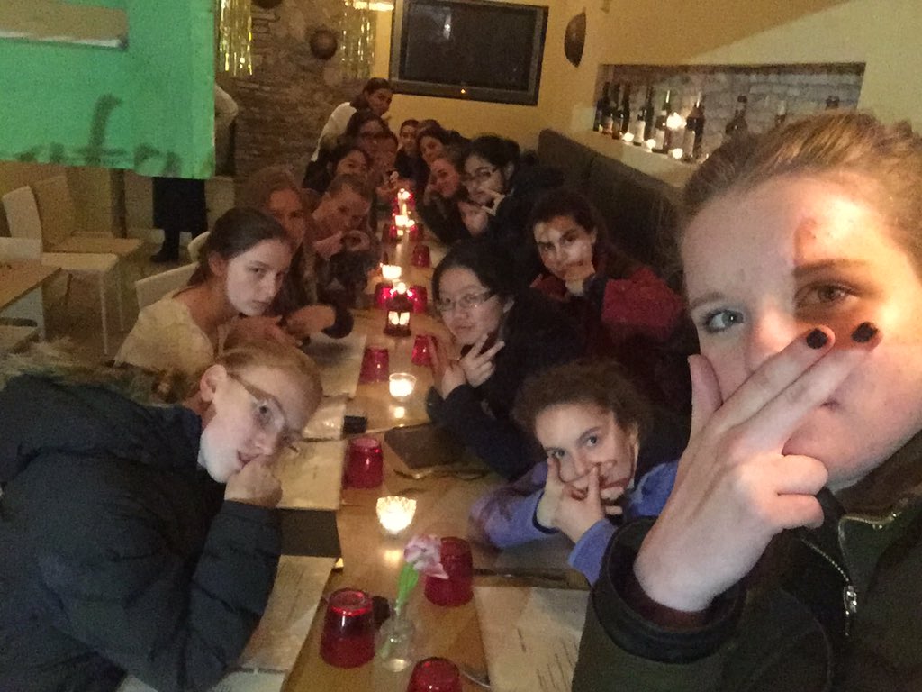 caecilihoe_XVI's tweet photo. #mggsspqr last dinner with the fam ❤️ https://t.co/rV8CKz6Uvm