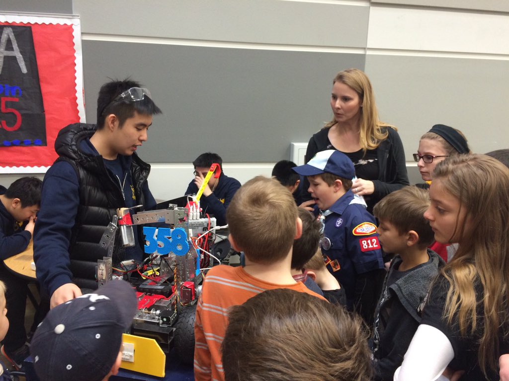 ftc_359's tweet photo. FLL kids watching our FTC robot work, feels like we are in a school trip 😁😁😁 #omgrobots https://t.co/HMn2vjgkub