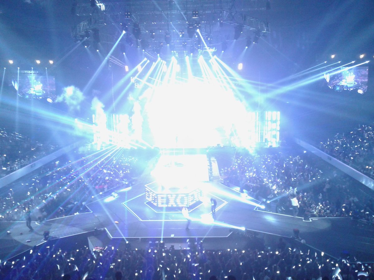 WearEXO_L's tweet photo. The stage.
#EXOluXioninManila https://t.co/YfWLFnaUiL