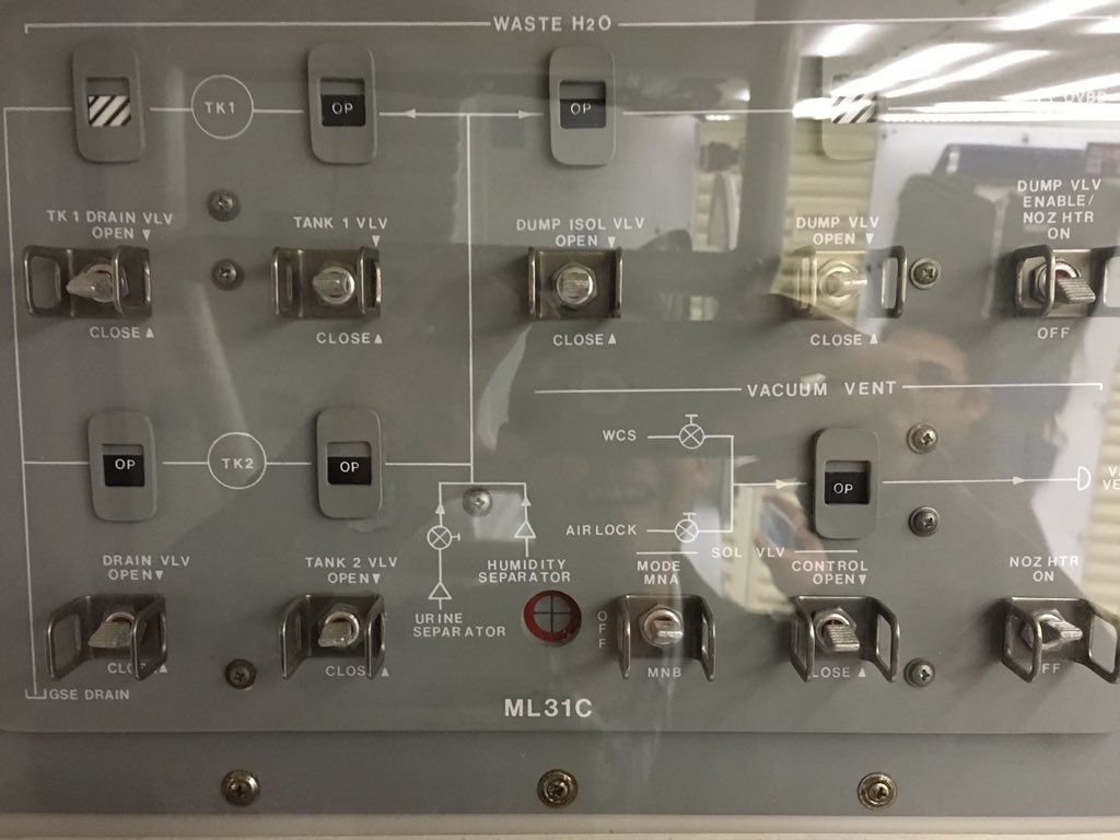 simpleexplorers's tweet image. James' favorite panel in the whole orbiter (hint: he worked with these systems). #IndependencePlaza @SpaceCenterHou