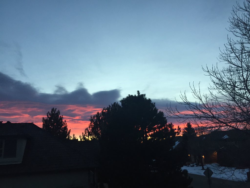 KUCoachKuhle's tweet photo. #broncosunrise #denverwinter #63andplayinggolf https://t.co/Ykabm7casq