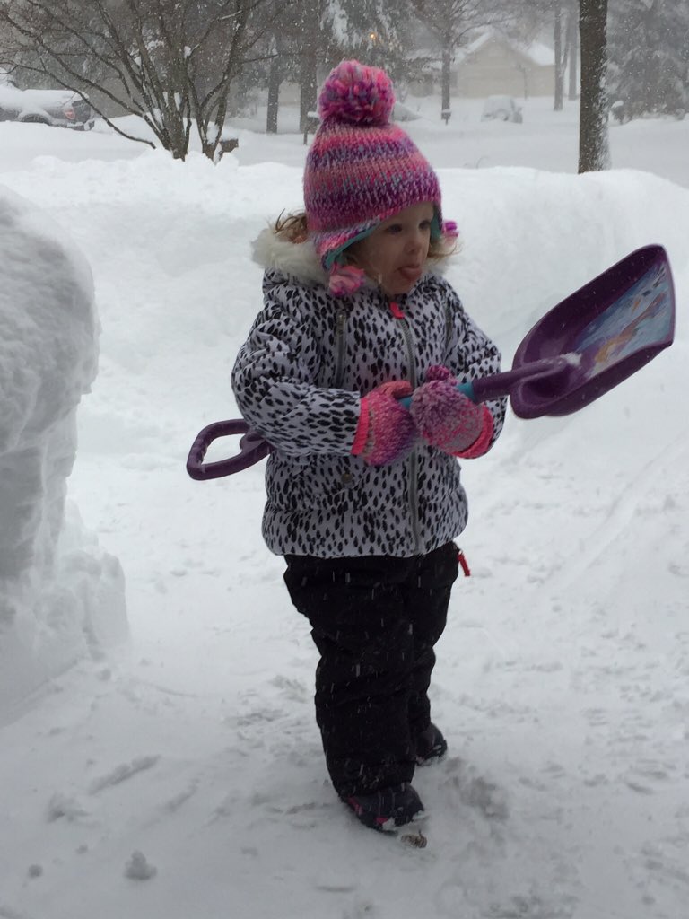willyvv50's tweet photo. #blizzard2016 Gaithersburg - if you can't shovel, catch the snow with your tongue! https://t.co/efE3dE7yVh