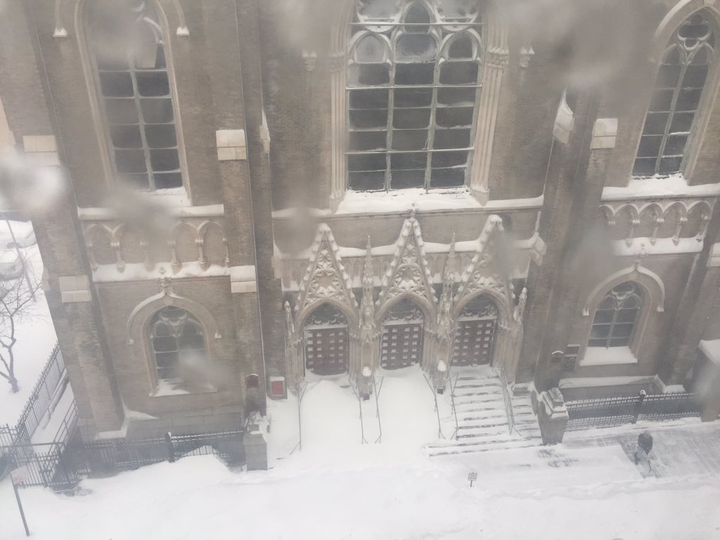 crognaless's tweet photo. Such a bad storm today in #NYC #NYCBlizzard Stay warm everyone  #besafe https://t.co/NvaIY7EofE