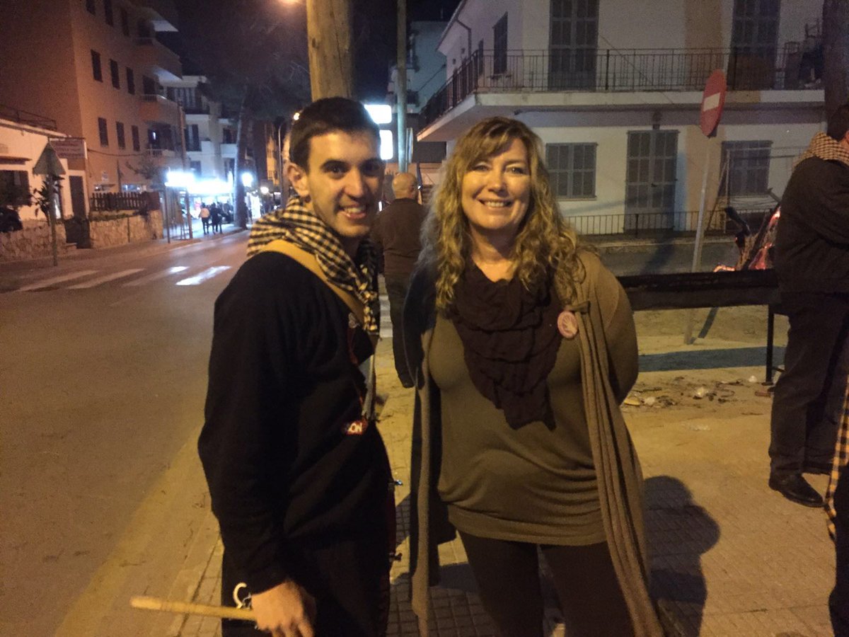 Patgompic's tweet photo. #Foguerons #SantAntoni #CalaMillor molt bon ambient #ParticipaciòCiutadana Gràcies NataliaTroya #Batlessa @psibpsoe https://t.co/yk1SYkYkuG