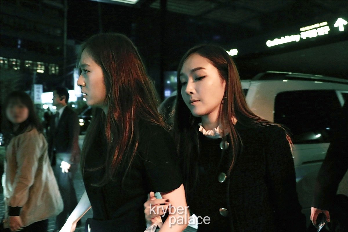 [PIC][27-10-2015]Jessica tham dự sự kiện "W KOREA 'LOVE YOUR W'" cùng Krystal vào tối nay CZbAsjeUsAA20uH