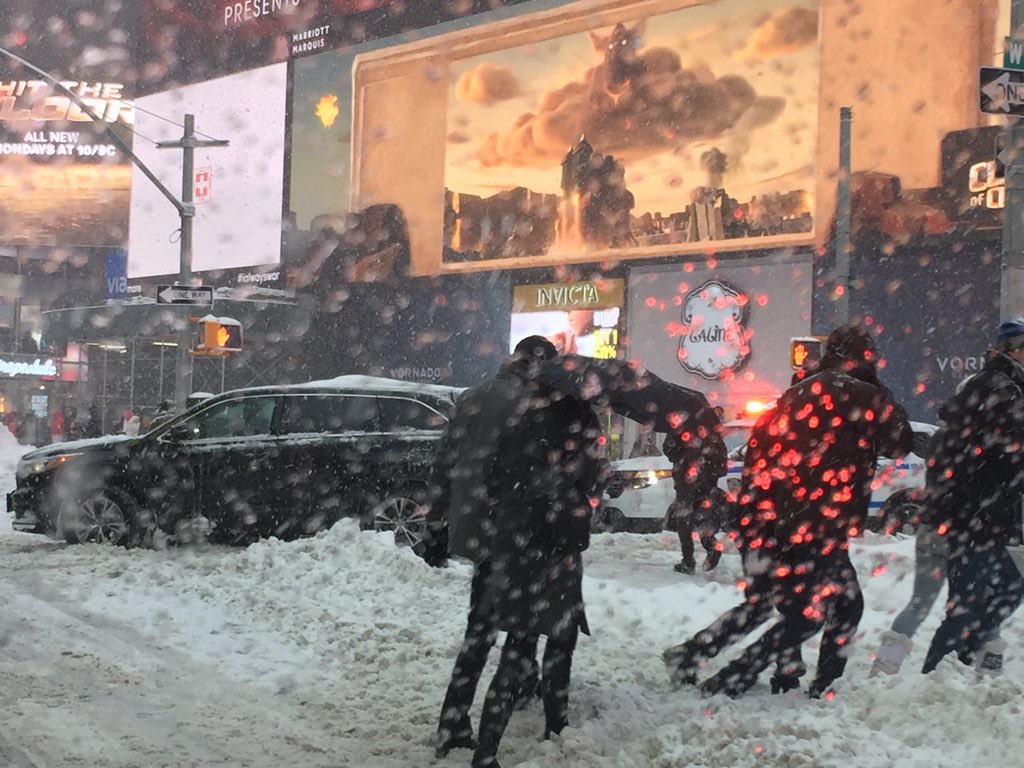 FlightSafetyTip's tweet photo. Intense morning in Manhattan #NYCBlizzard #hotandcold https://t.co/nD0lymiK67