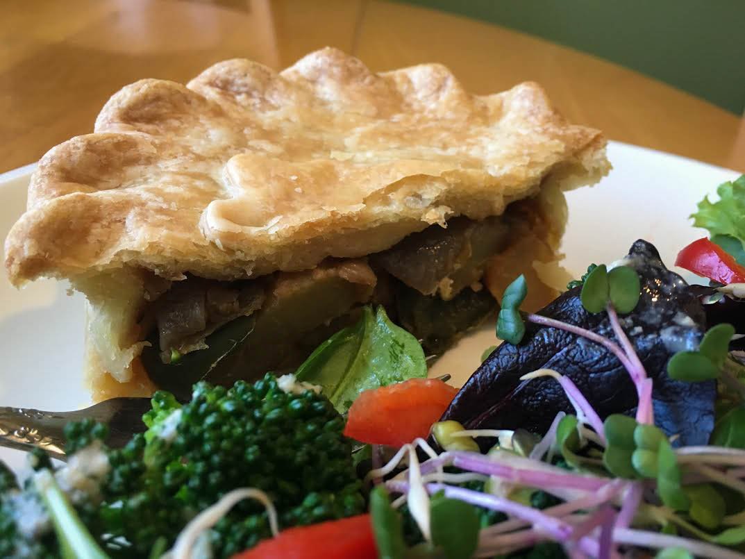 Tasty lunch after a trip to <a href="/GuelphMarket/">Brian (they/祂) 🏳️‍⚧️🏳️‍🌈🇵🇸🇨🇩🇸🇩</a> - savoury manchurian #plantbased <a href="/CrustandPie/">Crust & Pie</a> and fresh veggies! #vegan
