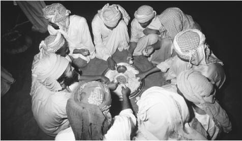 قال رسول الله ﷺ: (طعام الاثنين كافي الثلاثة، وطعام الثلاثة كافي الأربعة) متفق عليه.

#حتى_لا_تزول_النعم