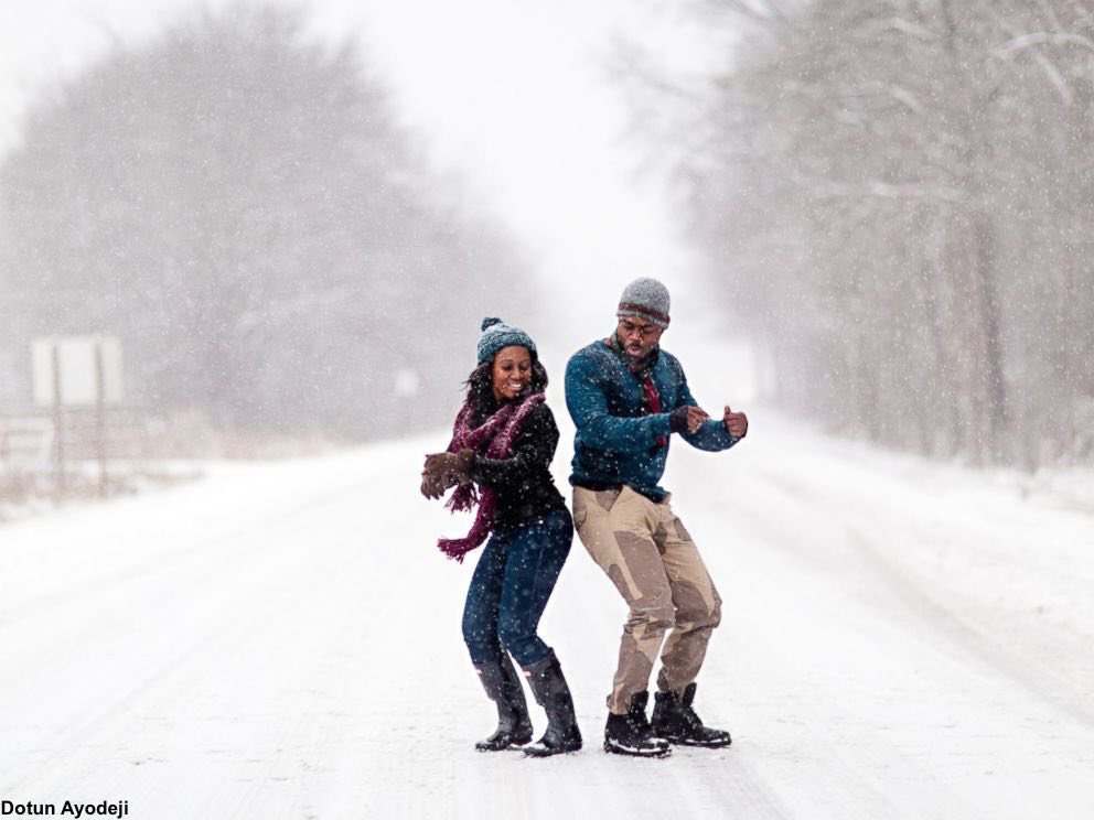 GMA's tweet image. Couple braves #blizzard2016 for engagement photoshoot in Washington D.C. abcn.ws/1S1vPFV