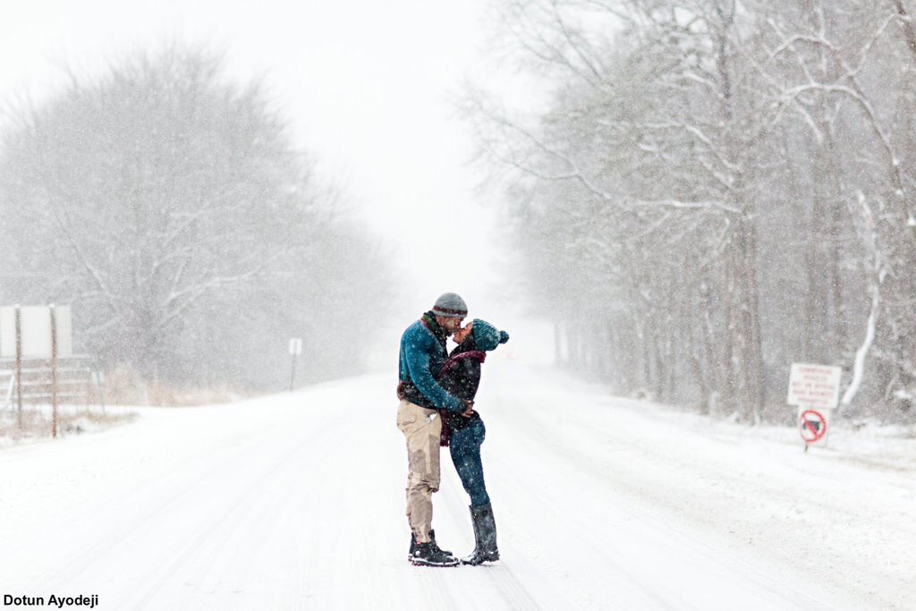 GMA's tweet image. Couple braves #blizzard2016 for engagement photoshoot in Washington D.C. abcn.ws/1S1vPFV