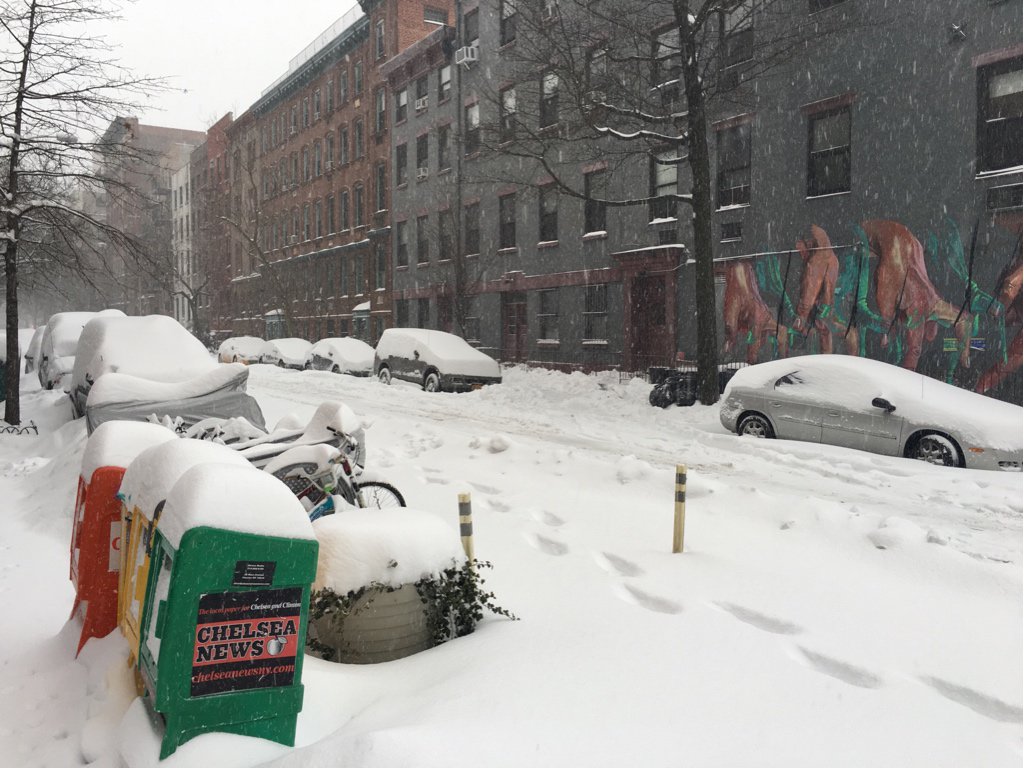 ZacharyLevi's tweet photo. Snowmageddon NYC 2016, in full affect. https://t.co/6fqL2EO2ta