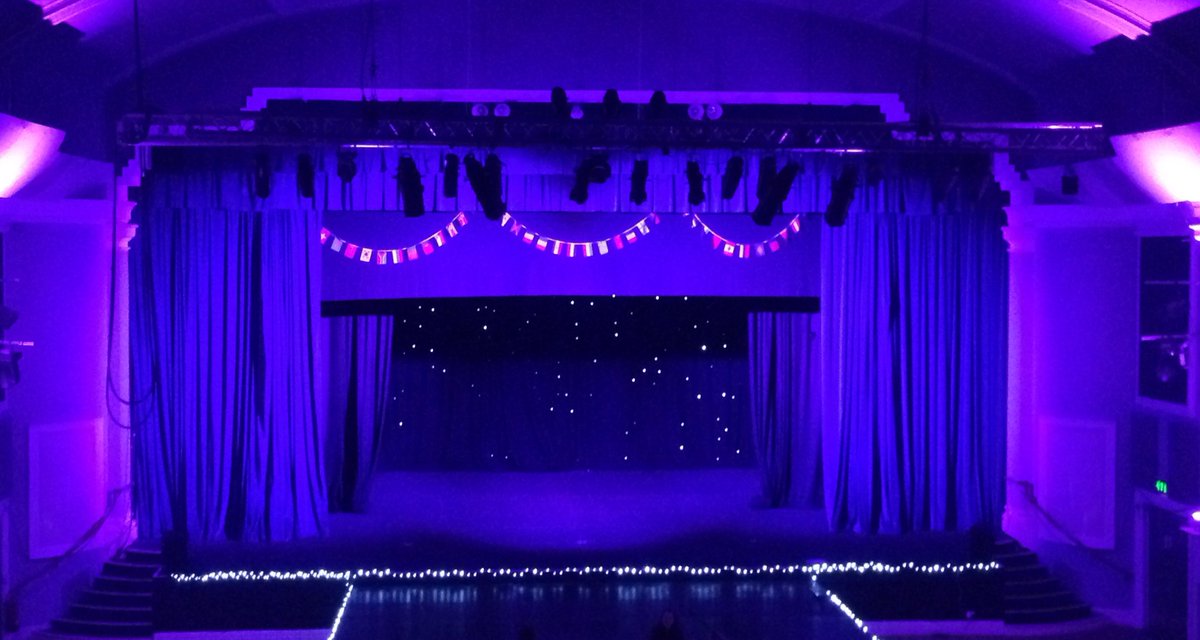 The stage is set - not long now before we ‘Take Off’ for this evenings #WorldTour at <a href="/dorkinghalls/">Dorking Halls 🍿🎭</a> #Dorking #theatre