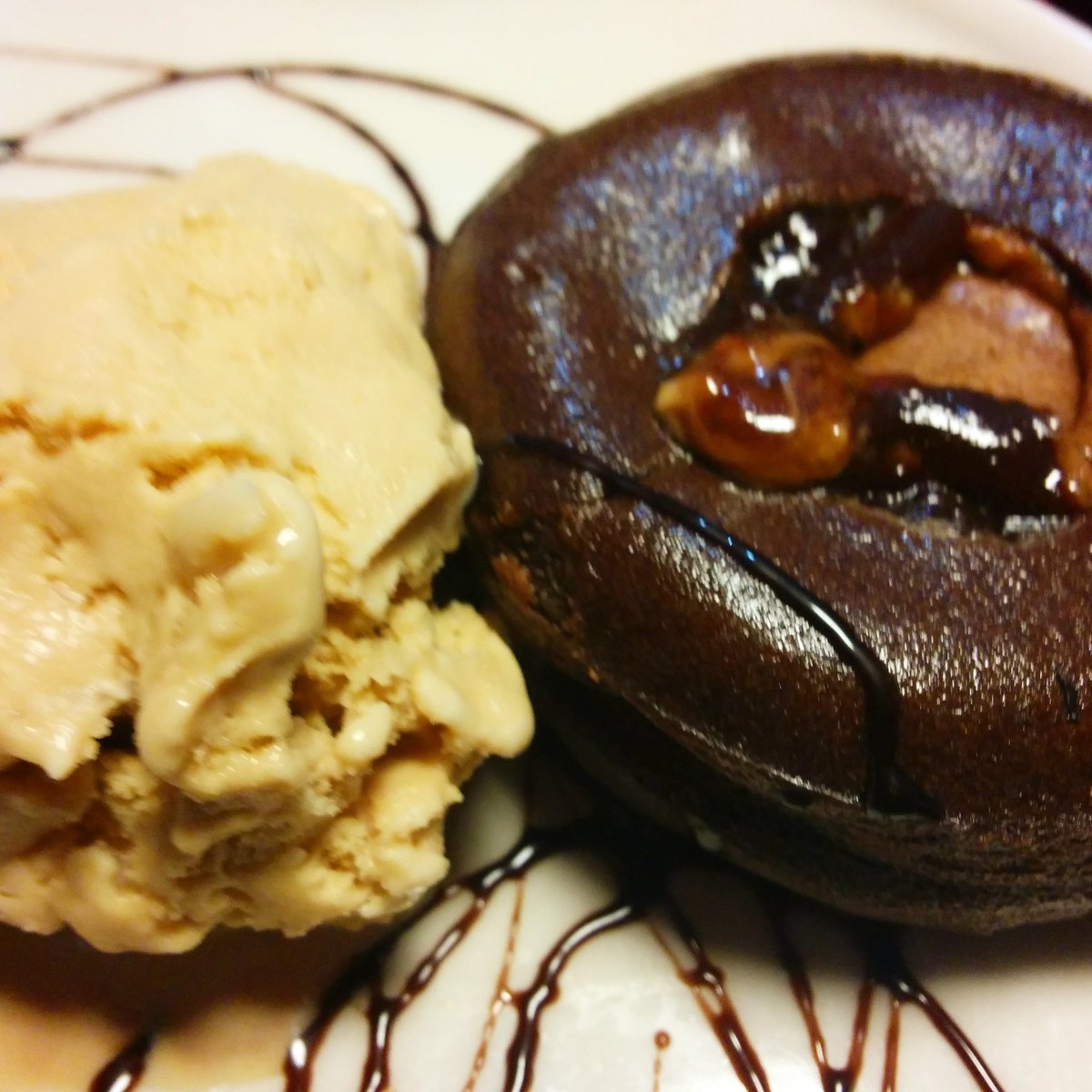 IlTartufoBianco's tweet photo. Coulant de Ferrero Rocher 🍫🍫🍫
#bogeries #sweets https://t.co/V1l67gprkM