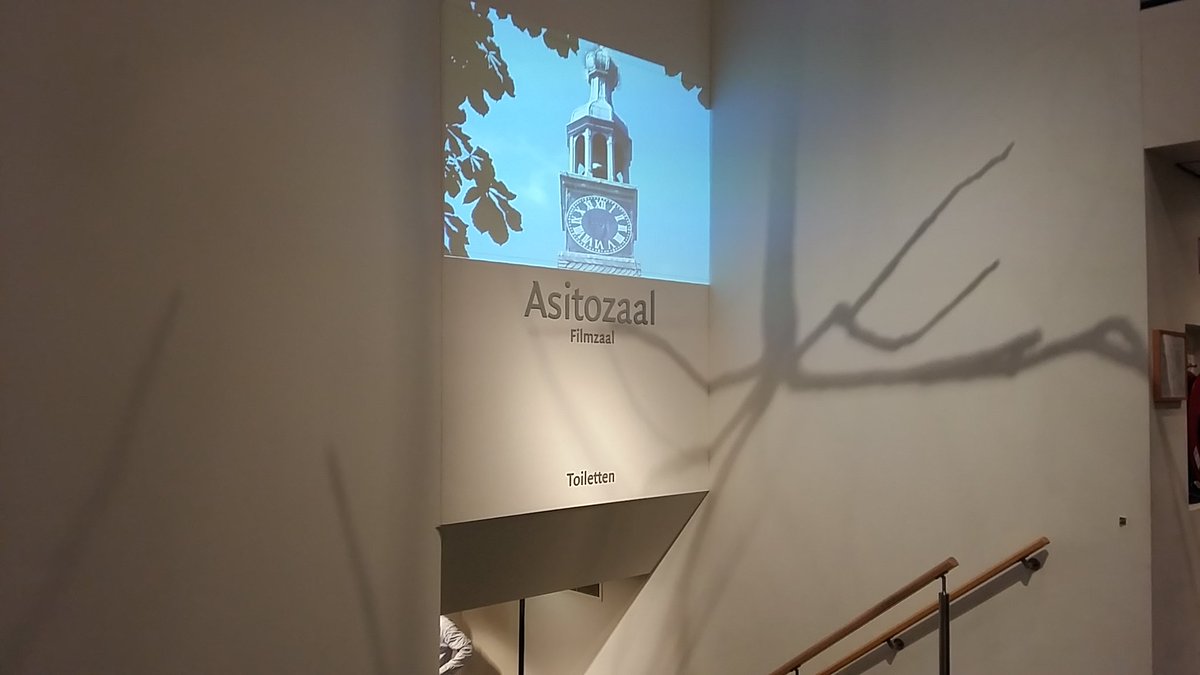 PaulienZwiers's tweet photo. Zo kom je op een avondje uit, je oude werkgever nog tegen! @asito #goedeherinneringen #helligenhendrik #rabotheater https://t.co/CpSIDlCXIa