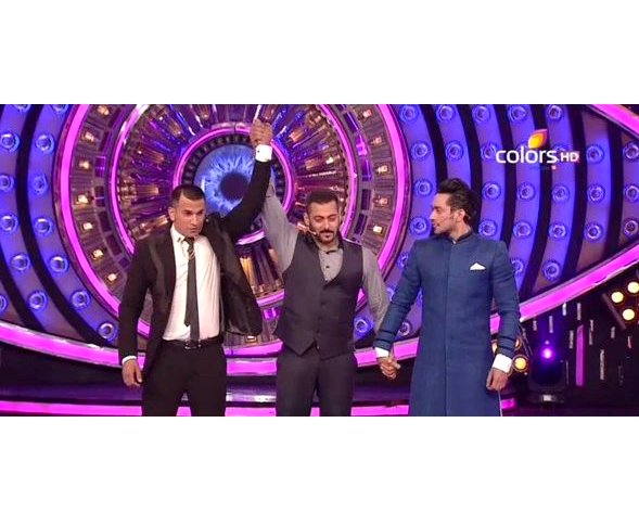 PrinceNUniverse's tweet photo. THIS MOMENT!

#BB9FinaleWithSalman
#BB9WinnerPrince https://t.co/tBsx5gpvfq