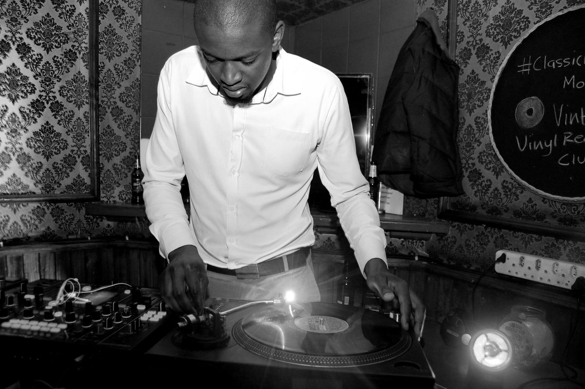 zaaibooconcepts's tweet photo. #BagsFullOfRecords in your face #25January2016 #SummerSunSets #VintageVinylRecordsClub #Event @BarKitcheners https://t.co/IF3cpbhCps