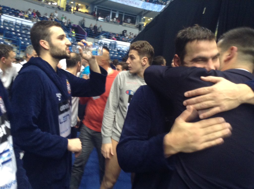 VanjaUdovicic's tweet photo. Бравооо момци! Ви сте наш понос! #Srbija #Belgrade2016 @belgrade2016 @WaterpoloSerbia https://t.co/jgGW0v5hCb