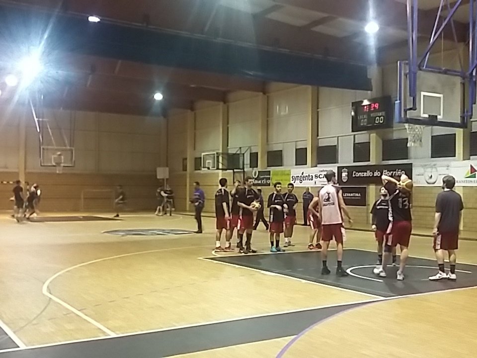 PBBbaloncesto's tweet photo. #NoticiasPBB #1NacSeniorMasculinoLigaGallega 
Qdan 15' para el#DerbiDeAltura
@PBBbaloncesto #SMAPBB Vs @vgobasket https://t.co/UtCwh3WsDC