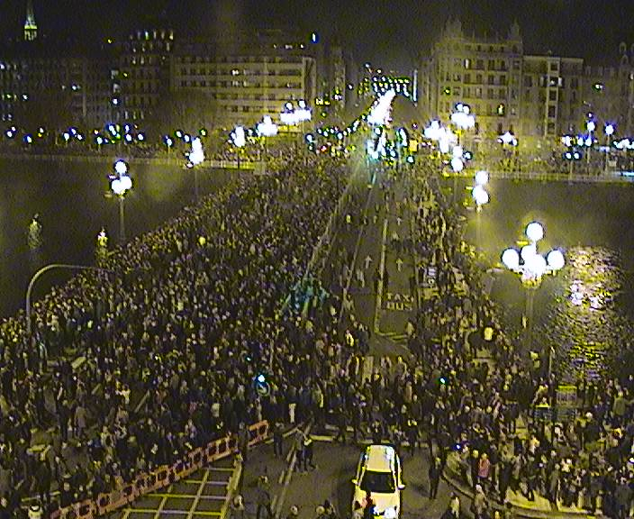 Ayto_SS's tweet photo. Puente de Santa Catalina, a 10 minutos de la inauguración #Donostia2016 https://t.co/566e4XIL96