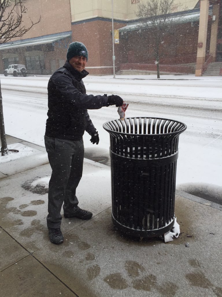 ejallen12's tweet photo. #stormjonas couldn't stop me from reaching my #5PiecePickUp goal!! @5PiecePickUp #GetInvolved #Scranton https://t.co/amnRdZrNlT