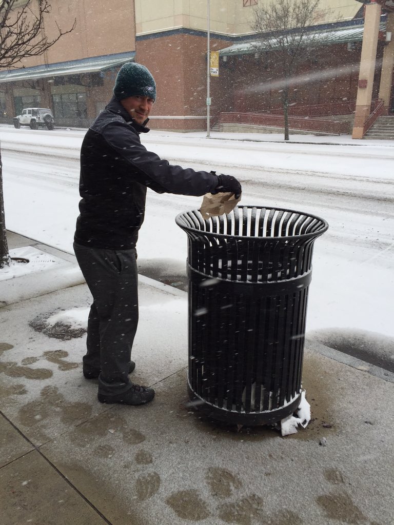 ejallen12's tweet photo. #stormjonas couldn't stop me from reaching my #5PiecePickUp goal!! @5PiecePickUp #GetInvolved #Scranton https://t.co/amnRdZrNlT