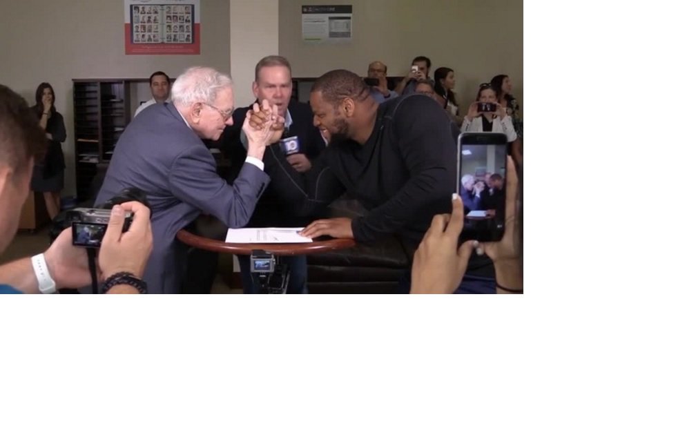 Ndamukong Suh flexes his business muscle... bit.ly/1SbsGSa https://t.co/OjiqBW8HXv