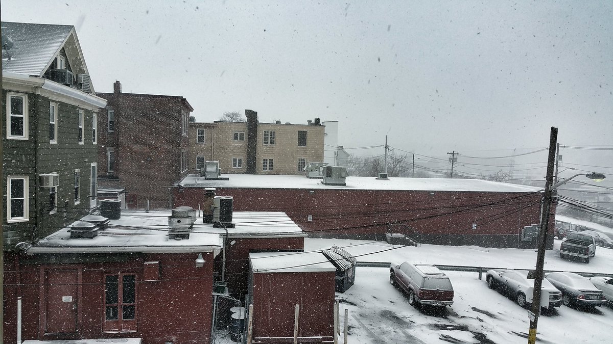 Go_khan's tweet photo. Federal Hill, #Providence, #RI. Snow started just an hour or so ago. #snowmaggedon2016 #RhodeIsland #blizzard2016 https://t.co/igmeziQ5G9