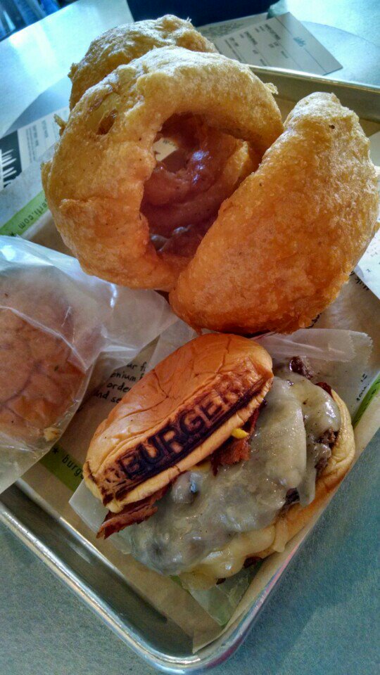 AUstanfsc23's tweet photo. Extremely ginormous onion rings!! #trysomebetter @BurgerFi πΊπ (at @BURGERFI in Auburn, AL) https://t.co/escuxKzOPr https://t.co/u5je9WZz57