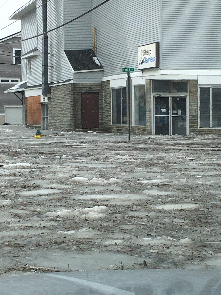 young_and_sharp's tweet photo. corner of 8th and Haven ave. in #ocnj storm #jonas https://t.co/RcVurDoOut