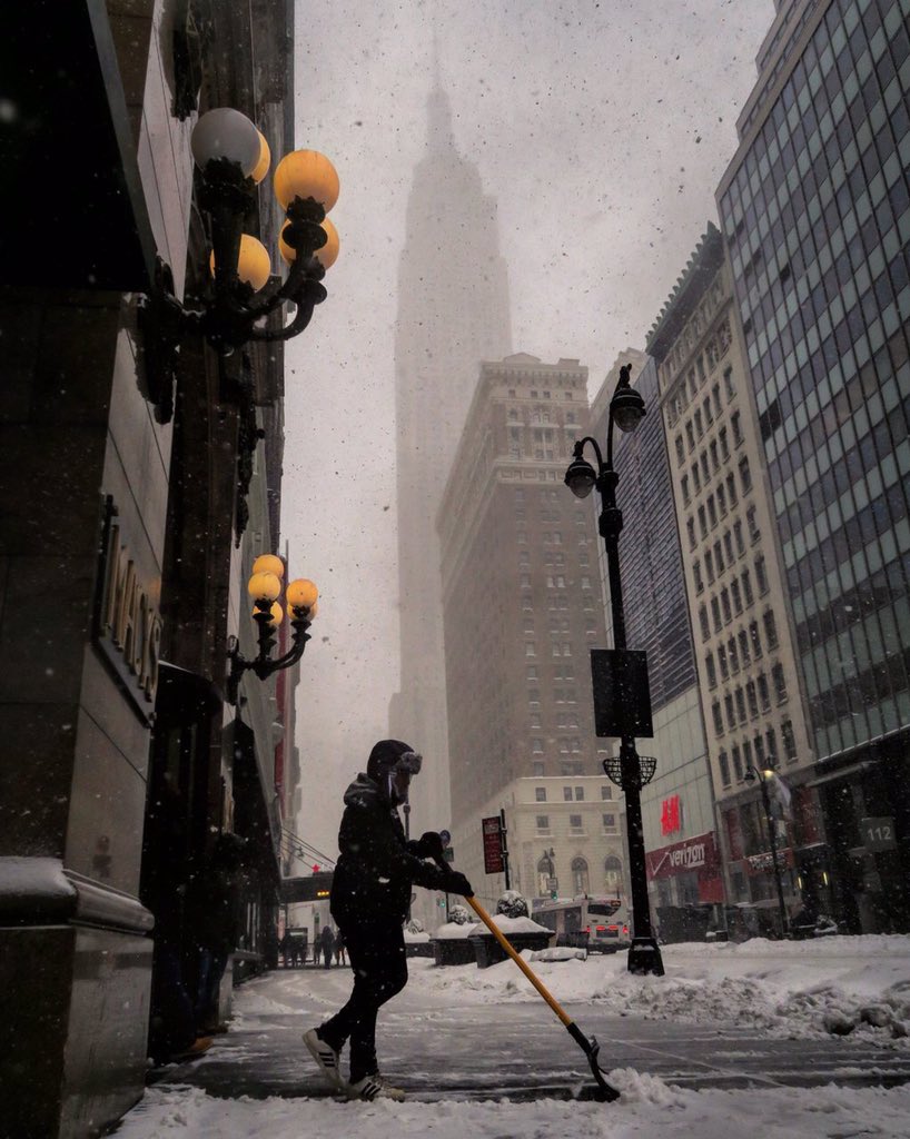 RinconesNY's tweet photo. El Empire State Building visto desde la 34th Street a través de la nieve 🗽⛄️🗽⛄️❄️🗽 https://t.co/6vgHph01vV
