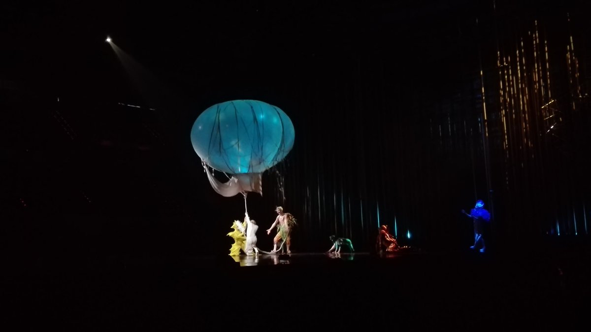 Fran13Hdez's tweet photo. Espectáculo mágico, derroche de arte, músicos y acróbatas alucinantes... Increible ver #varekai de #CirqueDuSoleil https://t.co/6FTsdVbTh6