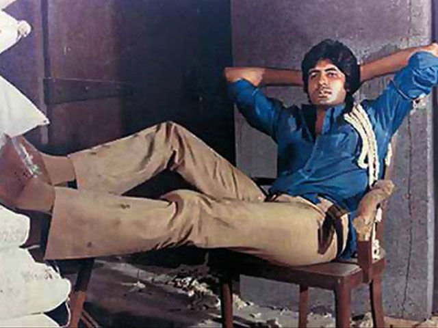 ImLoverBoySagar's tweet photo. @SrBachchan in a Still From Deewar 😊
#41yrsofblockbusterdeewar 😍 https://t.co/O0teZBtMi3